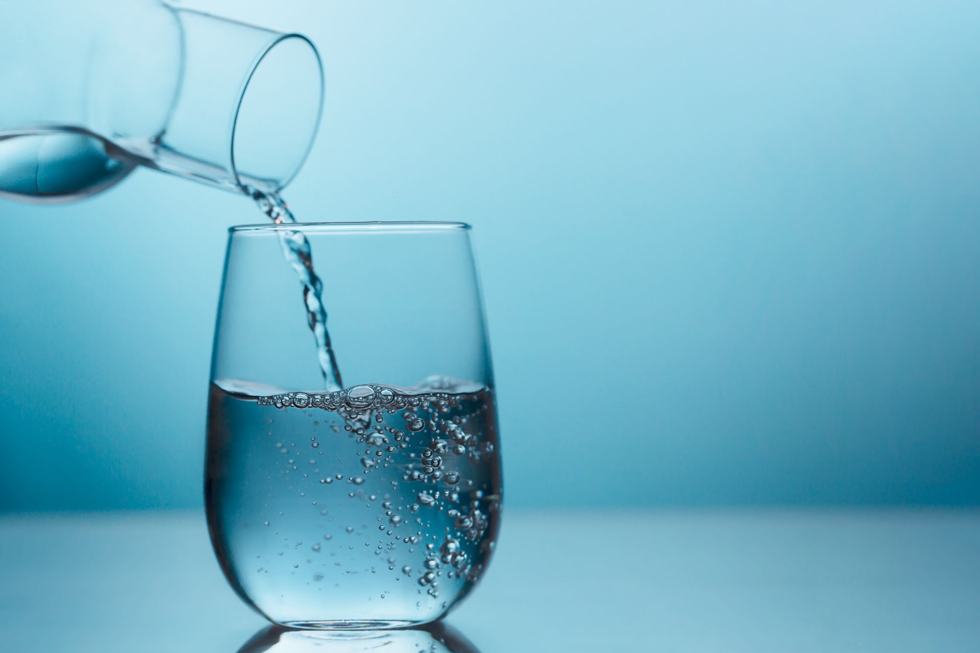 Genügend trinken: Wasser als „Hautpflege“ und Schönheitselixier